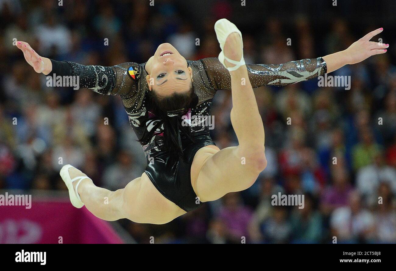 A GYMNAST DURING THE LONDON 2012 OLYMPICS. PICTURE CREDIT : © MARK PAIN / ALAMY STOCK PHOTO Stock Photo