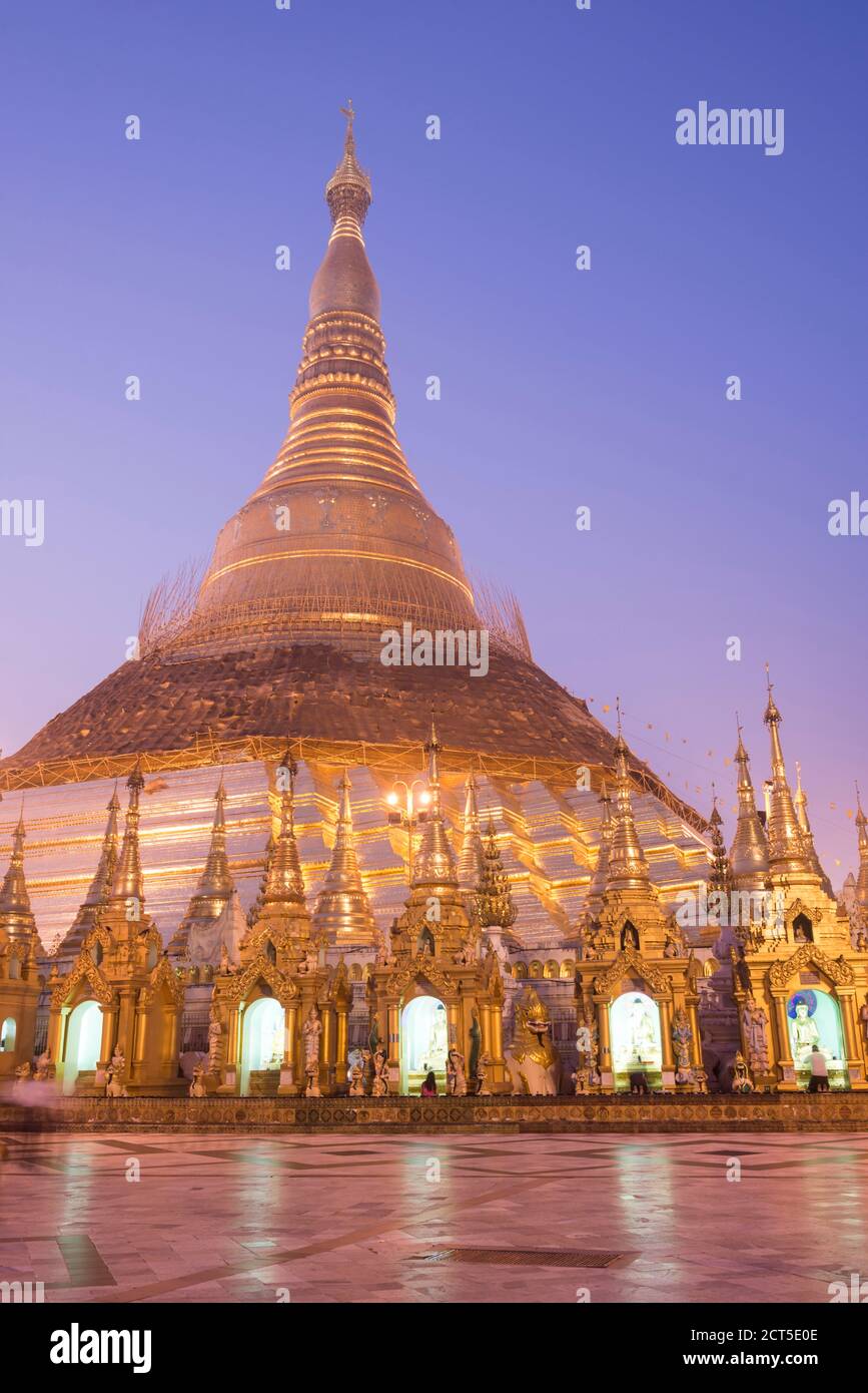 Sunrise at Shwedagon Pagoda (aka Shwedagon Zedi Daw or Golden Pagoda), Yangon (Rangoon), Myanmar (Burma) Stock Photo