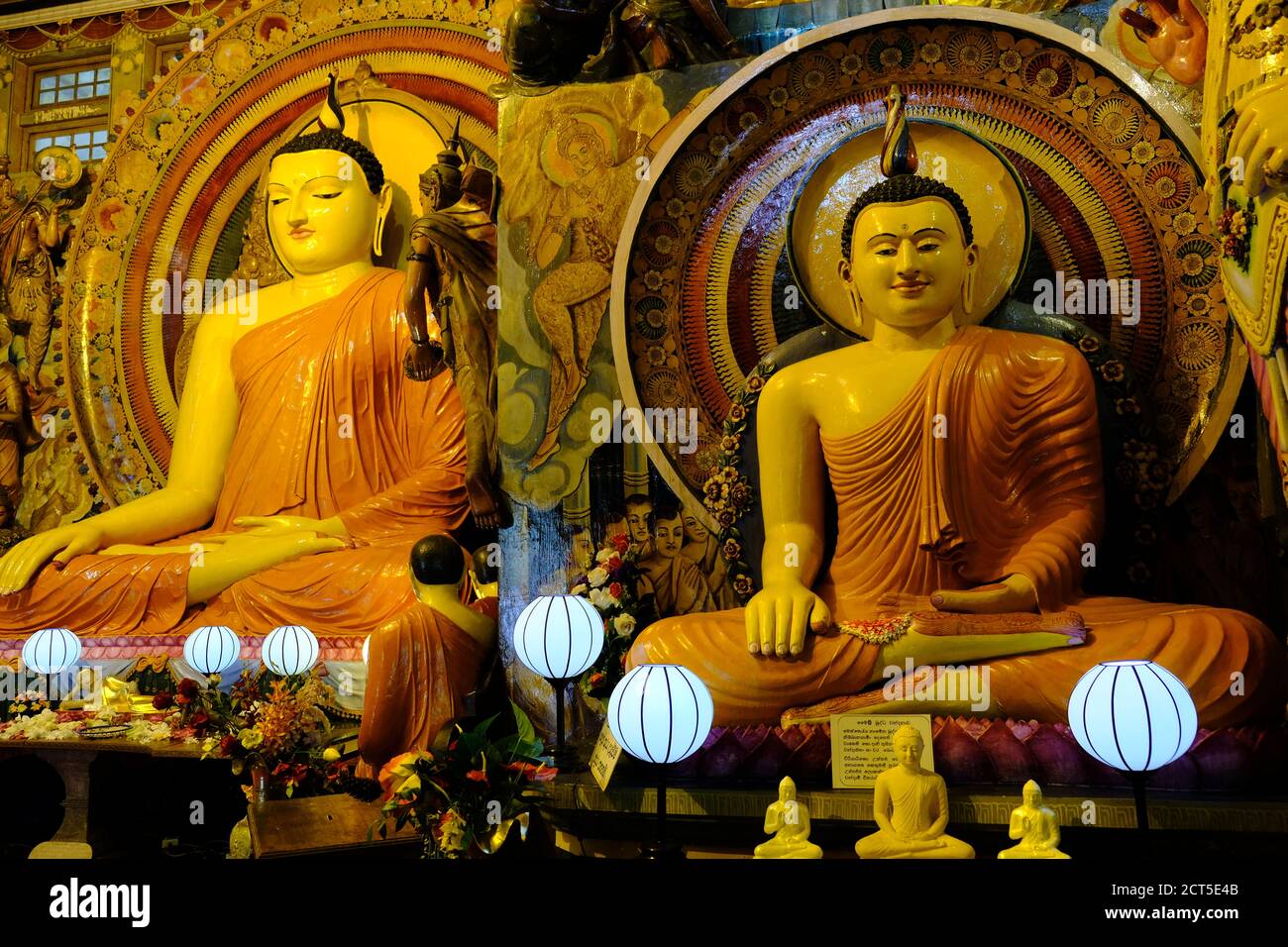 Sri Lanka Colombo - Old Buddhist temple Gangaramaya Buddha statues Stock Photo