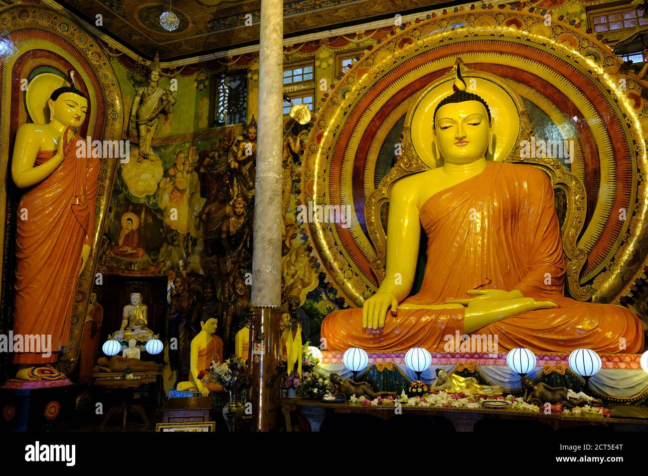 Sri Lanka Colombo - Old Buddhist temple Gangaramaya Huge Buddha statues Stock Photo