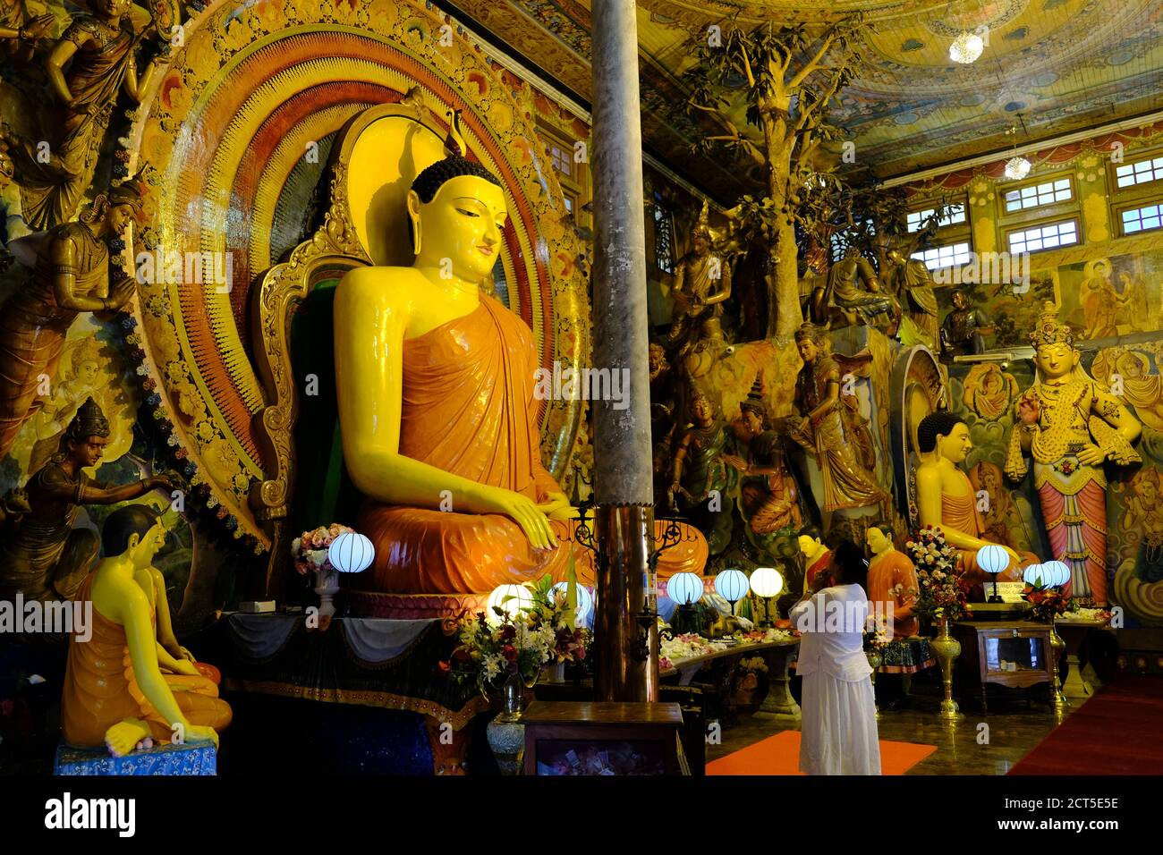 Sri Lanka Colombo - Old Buddhist temple Gangaramaya Prayer in front of Buddha statues Stock Photo