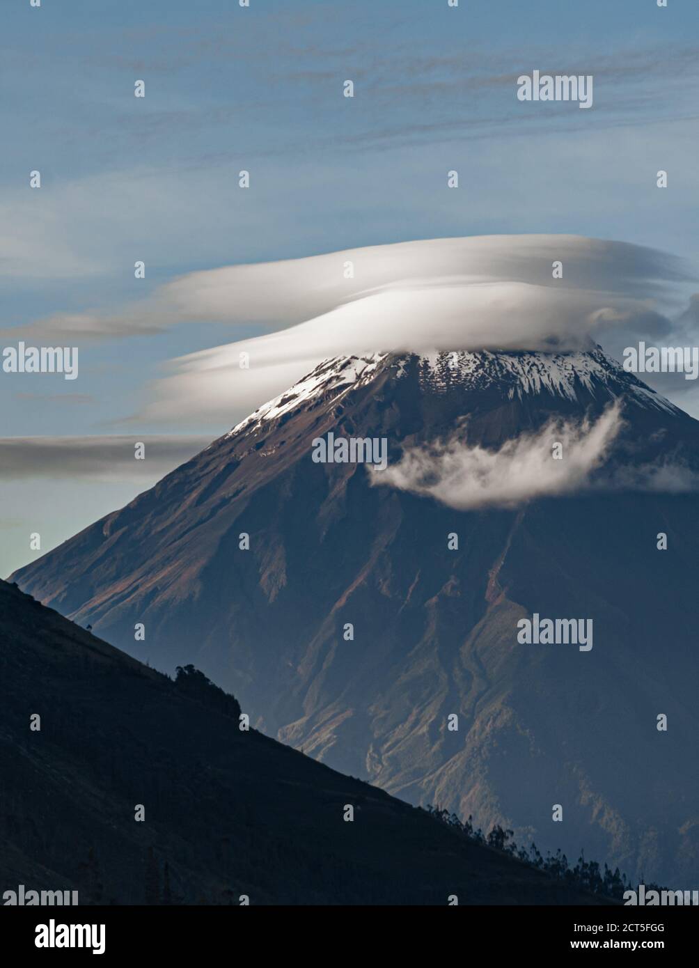 El Tungurahua es un estratovolcán activo situado en la zona andina de Ecuador. Stock Photo