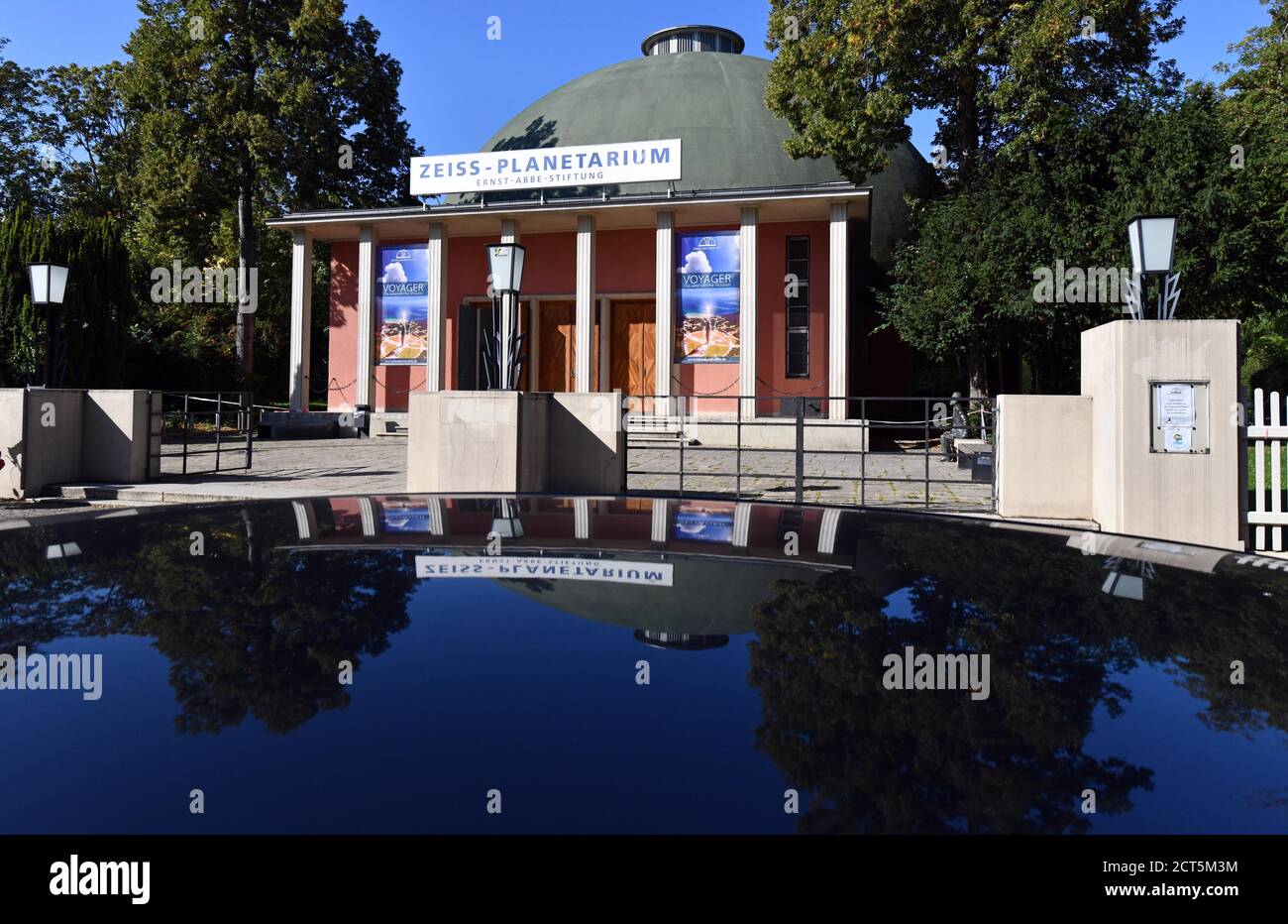 Jena, Germany. 21st Sep, 2020. The Zeiss Planetarium Jena is reflected on the roof of a car. From 23 September, the new programme 'Voyager - The Infinite Mission' will offer visitors images of the outermost planets of the solar system and their moons, taken by the US space probes Voyager 1 and 2. The planetarium had to close for almost three months in spring because of the Corona pandemic. It has only been receiving visitors again since 9 June. Credit: Martin Schutt/dpa-Zentralbild/dpa/Alamy Live News Stock Photo