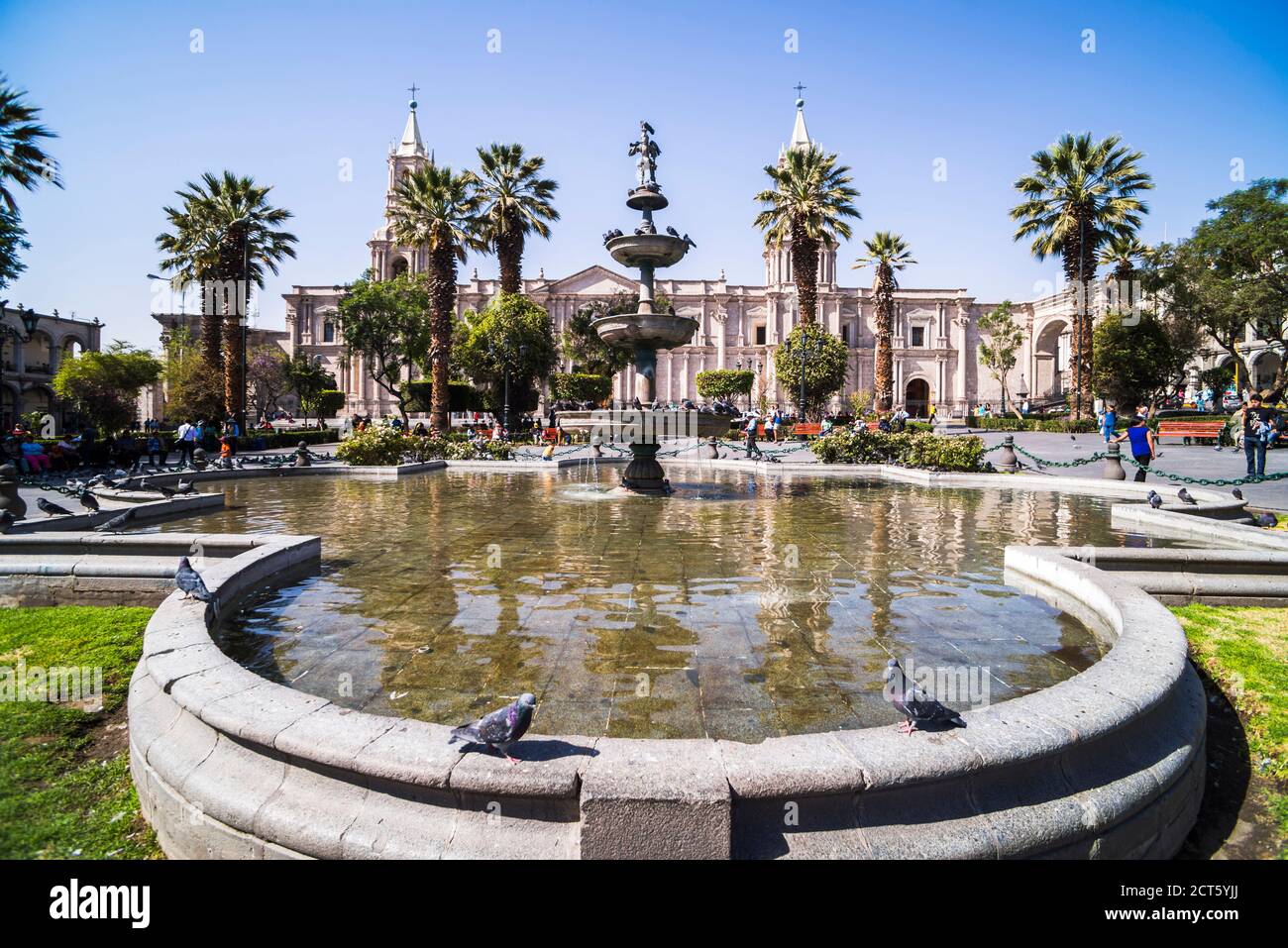 Plaza de Armas fountain and Basilica Cathedral of Arequipa, Arequipa, Peru, South America Stock Photo
