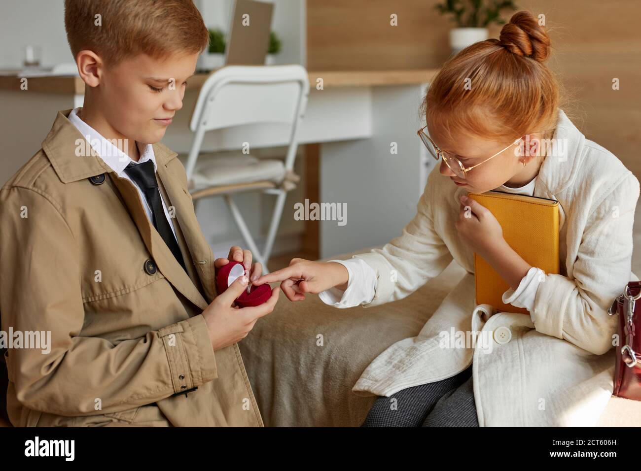 Boy proposing girl hi-res stock photography and images - Page 2 ...