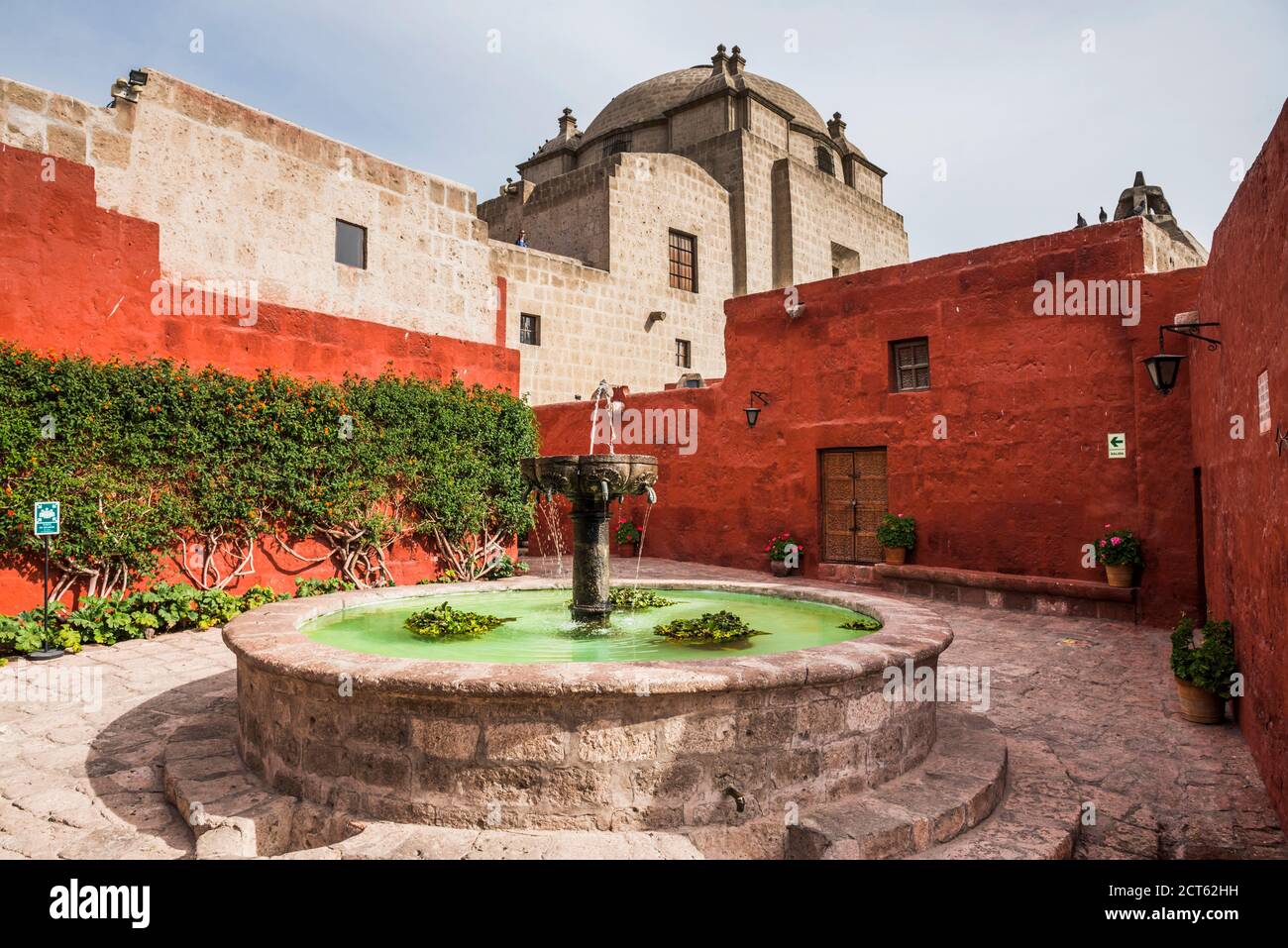 Santa Catalina Monastery (Convento de Santa Catalina aka Saint Catherine),  a convent in Arequipa, Peru, South America Stock Photo - Alamy