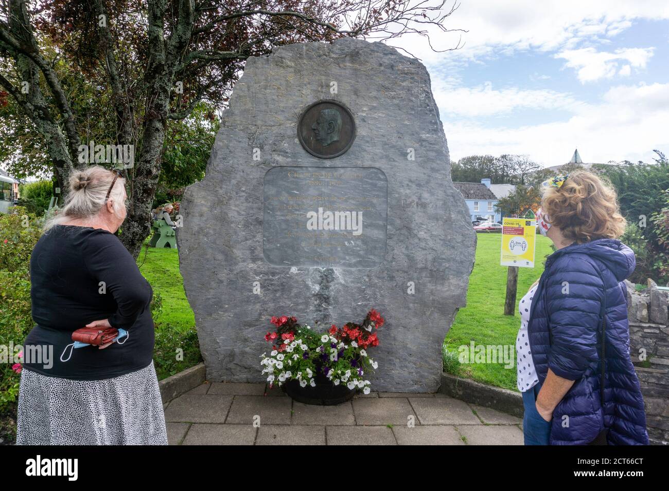 People viewing the monument in Sneem, County Kerry, Ireland which commemorates the visit of Charles DeGaulle to the area in 1969. sculptor, Alan Hall Stock Photo
