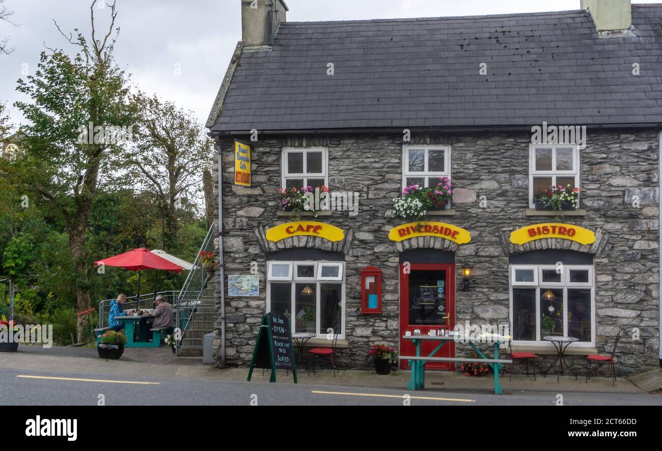 Breens Riverside Café and Bistro in Sneem, County Kerry, Ireland on the banks of the Sneem River. Stock Photo