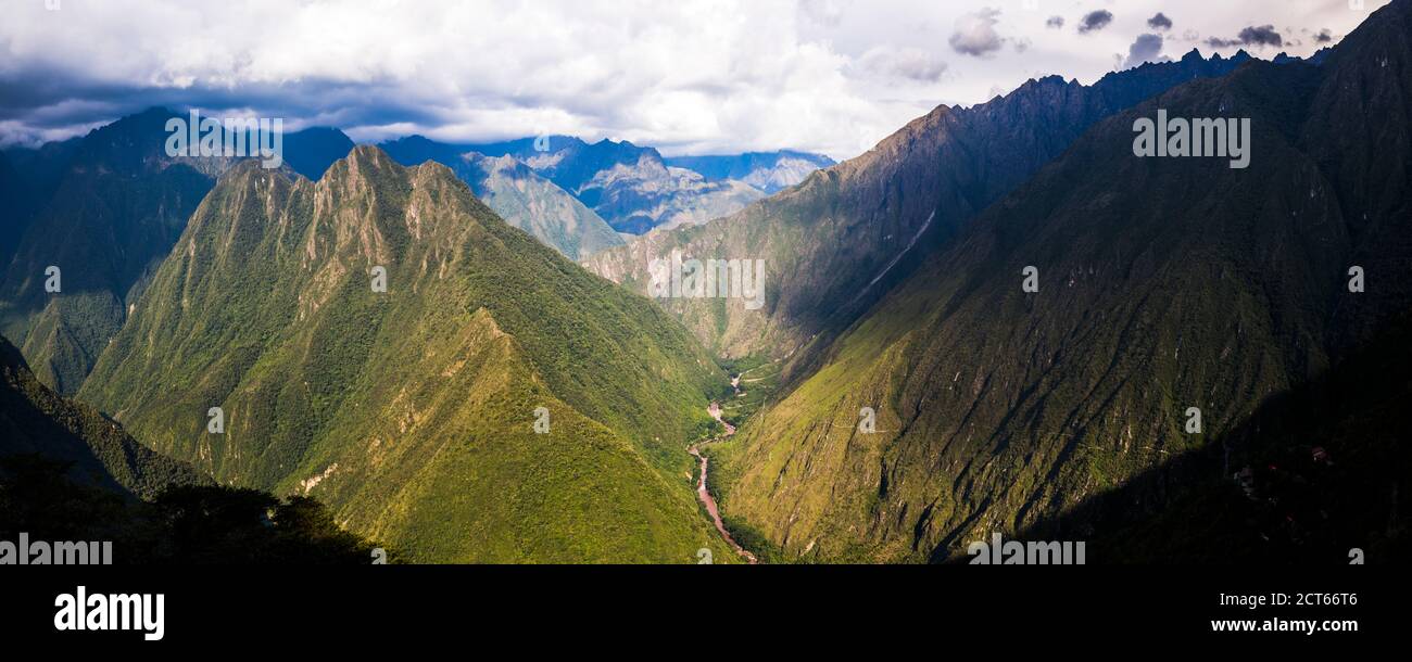 Inca trail ruins trek peru andes hi-res stock photography and images ...