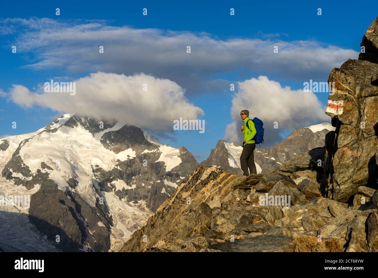 Wanderer unterwegs zum Munt Pers, Oberengadin, Kanton Graubünden. Hinten der Piz Bernina und der Piz Morteratsch (rechts, angeschnitten). (model relea Stock Photo