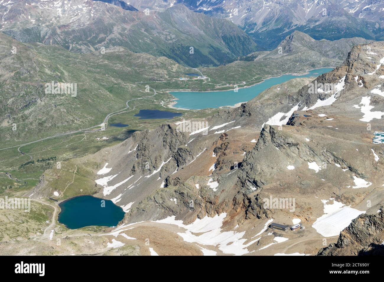 Der Berninapass mit dem hellen Lago Bianco, links davon der dunkle Lej Nair. Vorne der Lej da Diavolezza. Sicht vom Munt Pers. Stock Photo