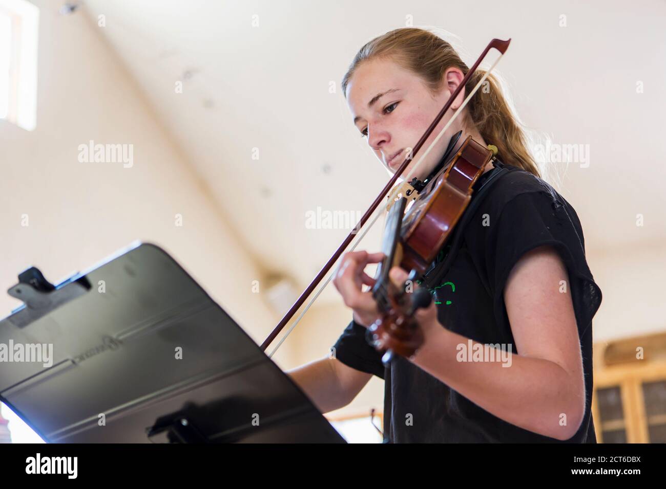 Teenage girl playing violin Stock Photo - Alamy