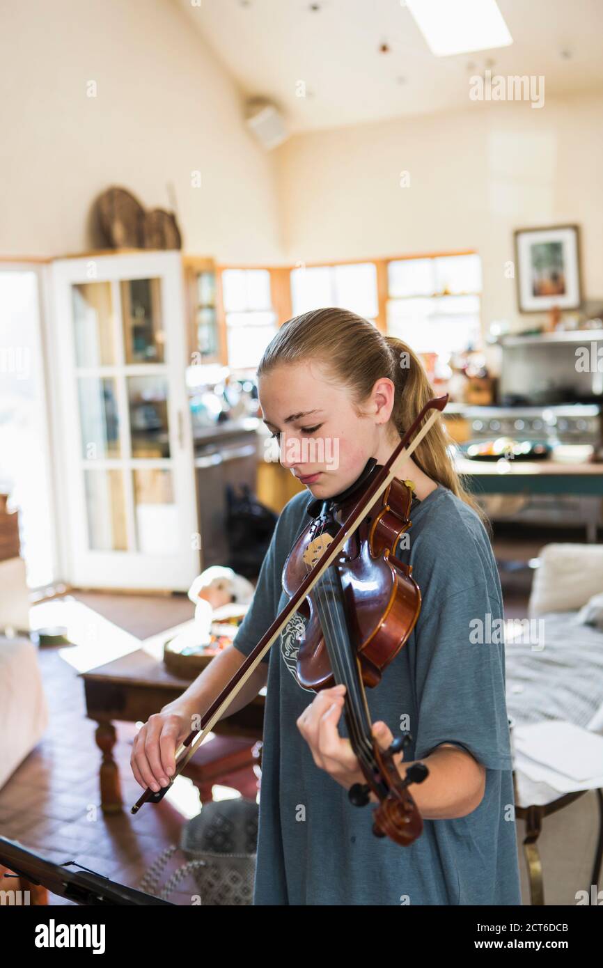 Teenage girl playing her violin at home Stock Photo - Alamy