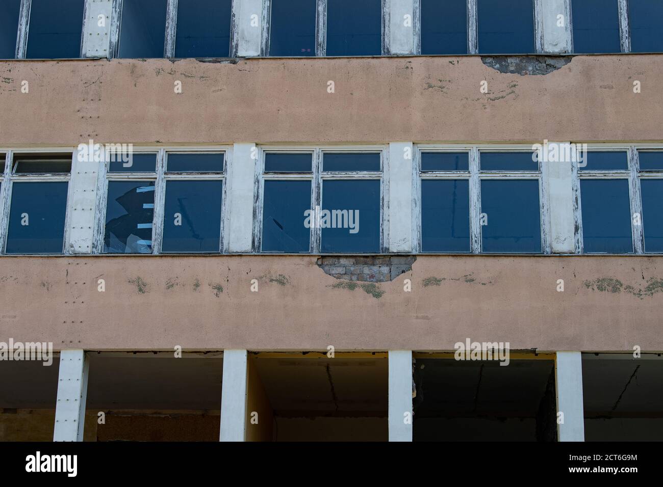 Oranienburg, Germany. 21st Sep, 2020. Crumbling plaster and broken windows can be seen at the former police station in Oranienburg (Brandenburg). The dilapidated and old building is to be demolished to make room for the planned dormitory of the Police College. Credit: Paul Zinken/dpa/Alamy Live News Stock Photo