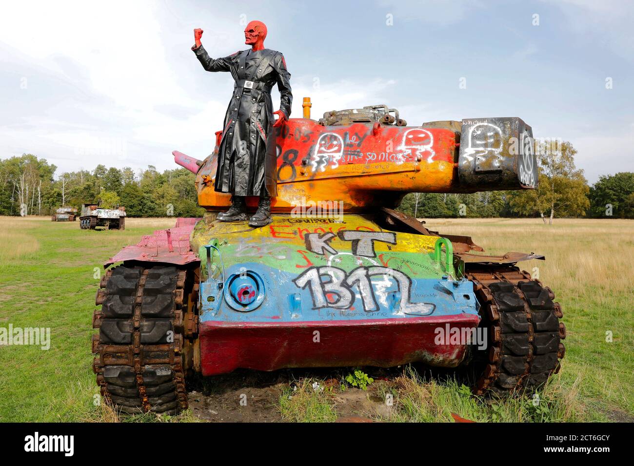 GEEK ART - Bodypainting and Transformaking: Captain America vs. Red Skull photoshooting Patrick Kiel on a military training area in Langenhagen on September 20, 2020 - A project by the photographer Tschiponnique Skupin and the bodypainter Enrico Lein Stock Photo