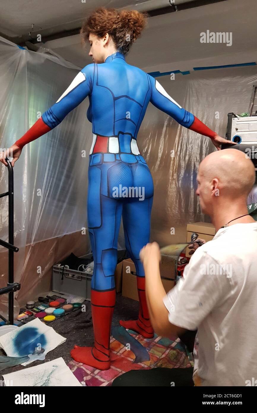 GEEK ART - Bodypainting and Transformaking: Enrico Lein with Lena Kiel preparing for Captain America vs. Red Skull photoshooting in Hamelin on September 20, 2020 - A project by the photographer Tschiponnique Skupin and the bodypainter Enrico Lein Stock Photo