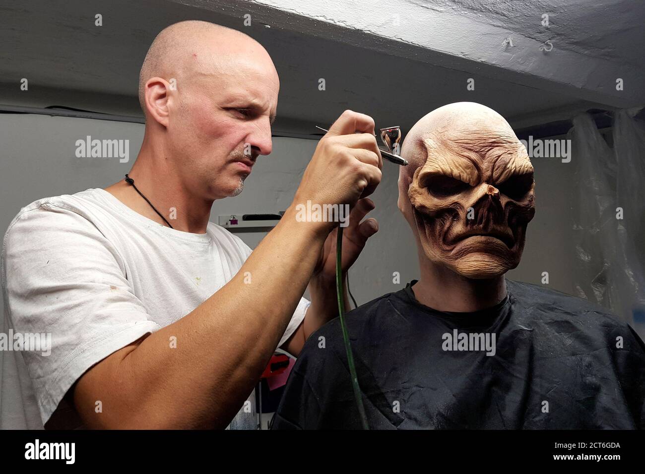 GEEK ART - Bodypainting and Transformaking: Enrico Lein with Patrick Kiel preparing for Captain America vs. Red Skull photoshooting in Hamelin on September 20, 2020 - A project by the photographer Tschiponnique Skupin and the bodypainter Enrico Lein Stock Photo