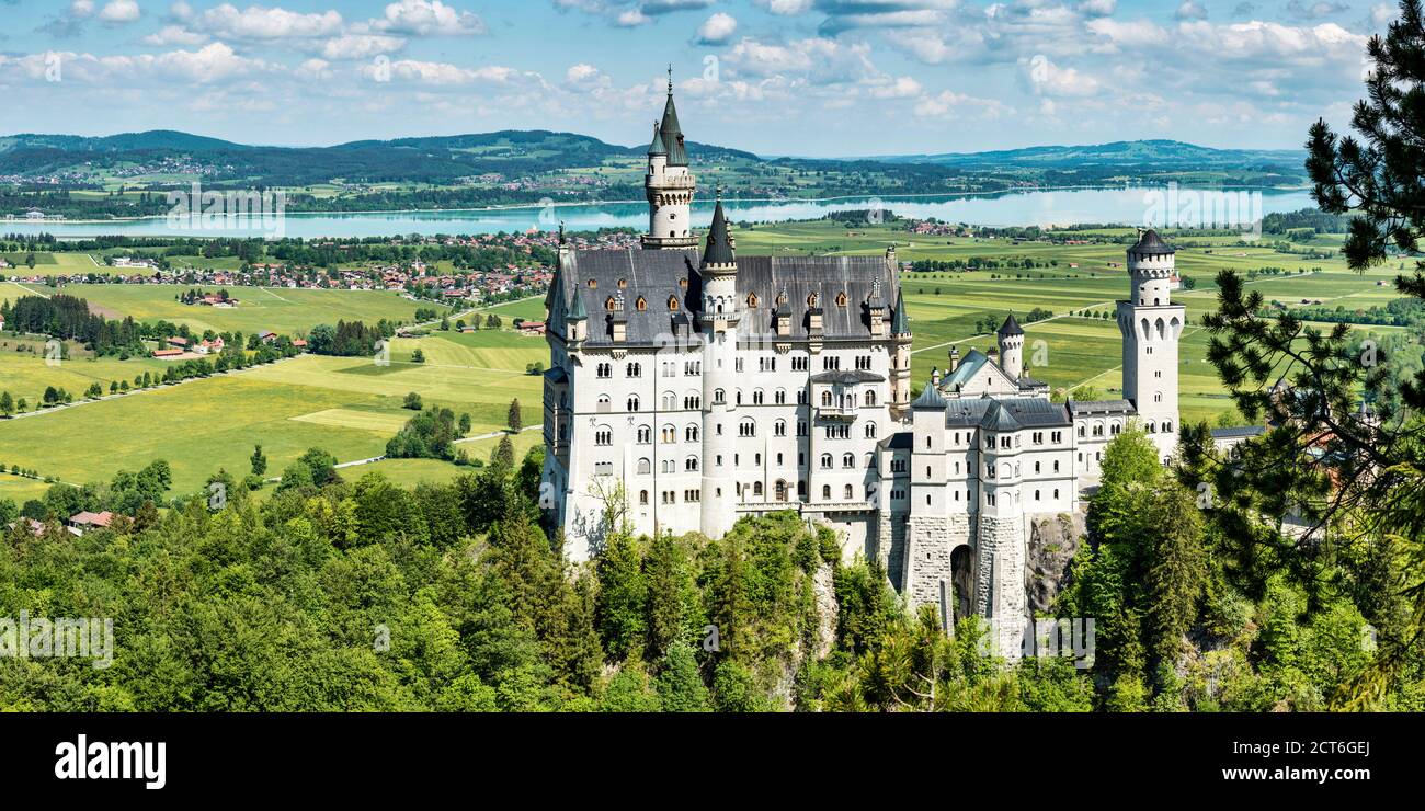 Schloss Neuschwanstein bei Hohenschwangau, Romantische Strasse, Ostallgäu, Bayern, Deutschland, Europa Stock Photo