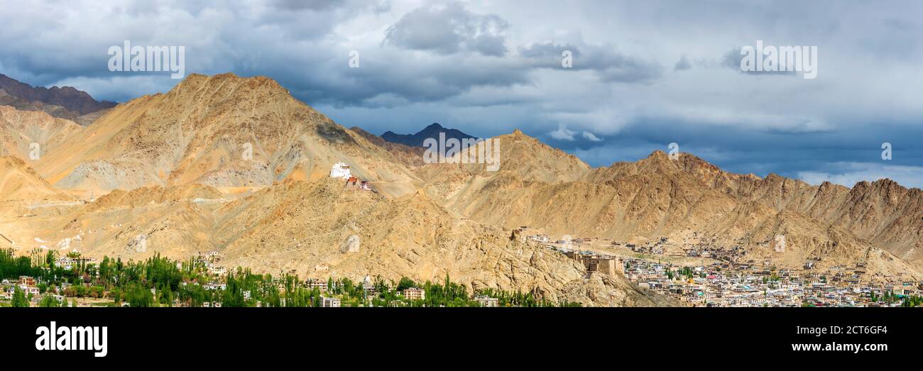 Das Kloster Namgyal Tsemo Gompa auf dem Tsenmo-Hügel, ein Aussichtspunkt über Leh, Ladakh, Jammu und Kaschmir, Indien, Asien Stock Photo