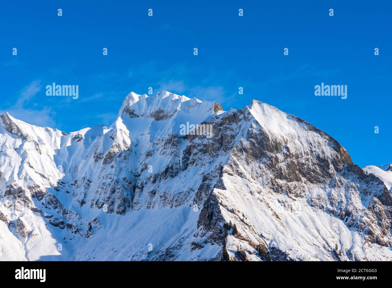 Oytal im Winter, dahinter Schneck, 2268m, und Himmelhorn, 2113m, mit Rädlergrat, bei Oberstdorf, Oberallgäu, Bayern, Deutschland, Europa Stock Photo