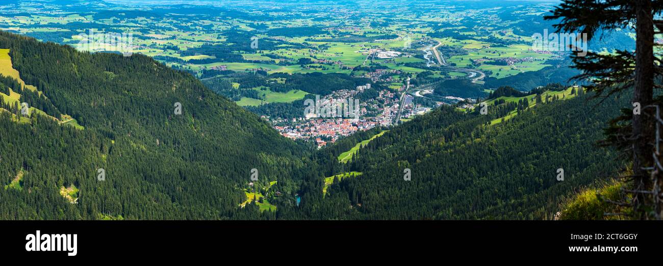 Panorama über das Steigbachtal auf Immenstadt, dahinter das Illertal, Allgäu, Bayern, Deutschland, Europa Stock Photo