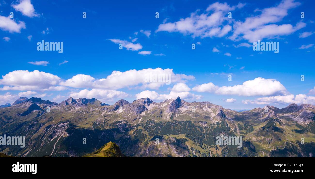 Gebirgszug mit den drei Schafalpenköpfe, Fiderescharte, 2214m, Roßgundkopf, 2139m, Alpgundkopf, 2177m, und Griesgundkopf, 2164m, Allgäuer Alpen, Allgä Stock Photo