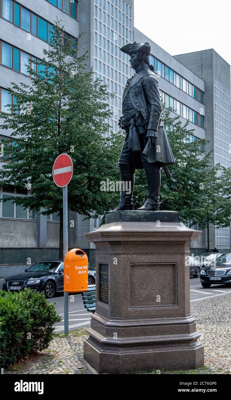 Berlin,Mitte, Zietenplatz.Statue of Hans Karl von Winterfeldt (1707–1757) Lieutenant General in Prussian Army. Bronze sculpture copy by August Kiss Stock Photo