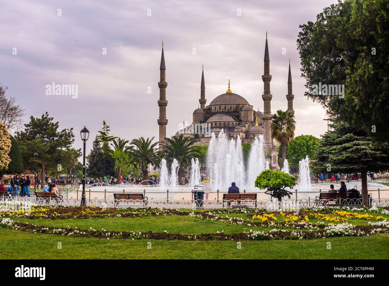 Blue Mosque (Sultan Ahmed Mosque) and fountain in Sultanahmet Square ...