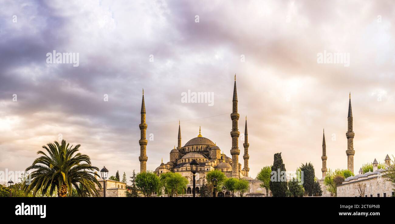 Sunset at Blue Mosque (Sultan Ahmed Mosque or Sultan Ahmet Camii ...