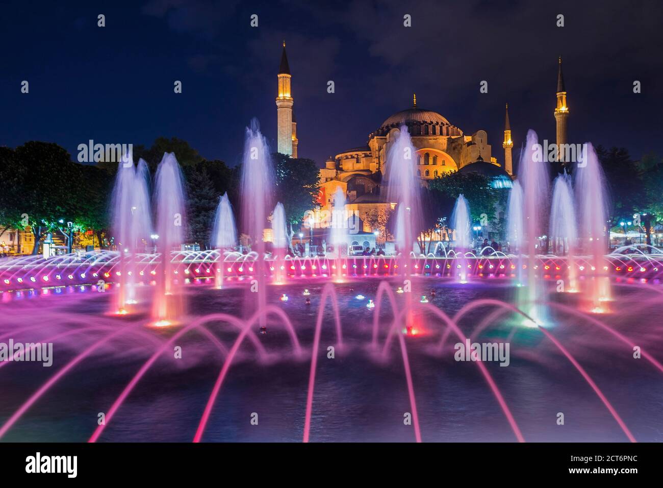 Hagia Sophia (Aya Sofya) and Sultanahmet Square fountains at night ...