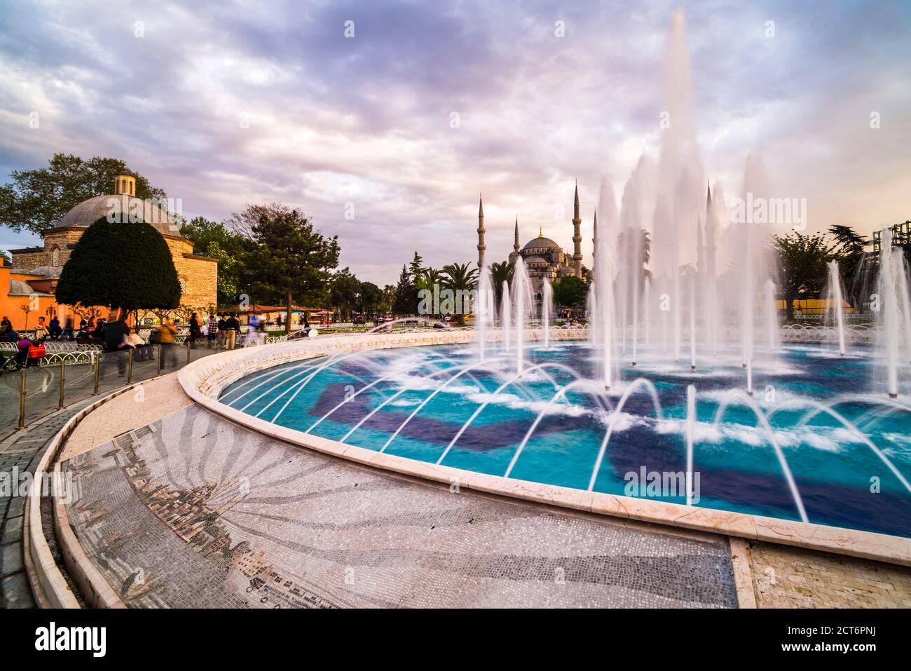 Blue Mosque (Sultan Ahmed Mosque) and fountain in Sultanahmet Square ...