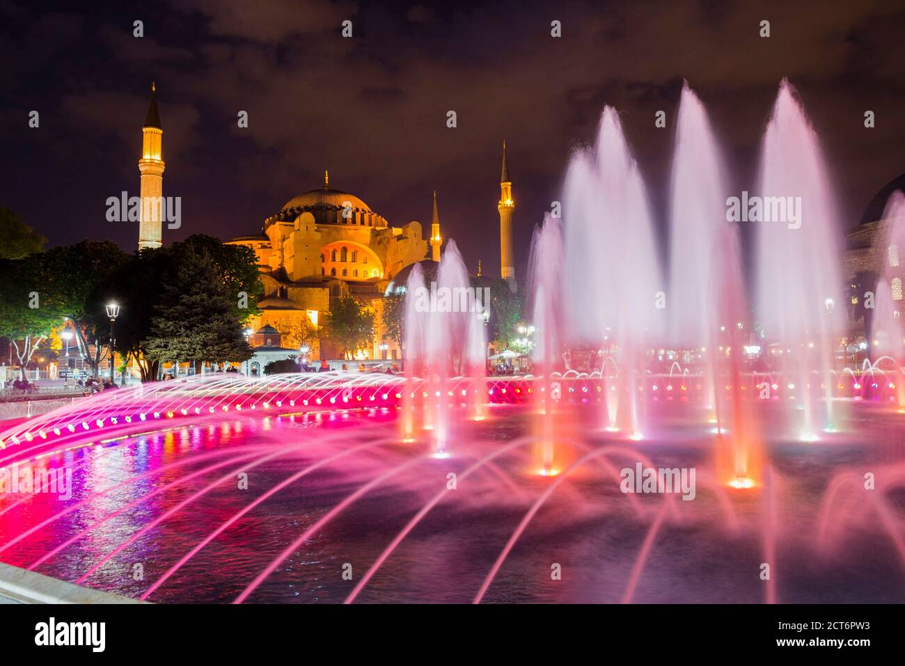 Hagia Sophia (Aya Sofya) and Sultanahmet Square fountains at night ...