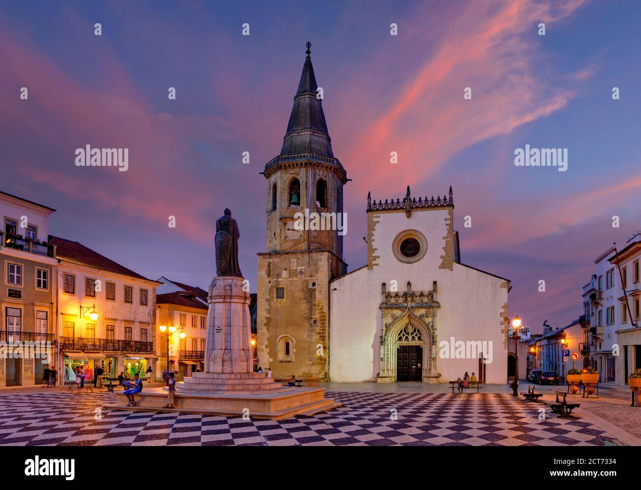 Portugal, the Costa da Prata, the Ribatejo,  Tomar, the main square, (Praca da República) and the church of St John the Baptist Stock Photo