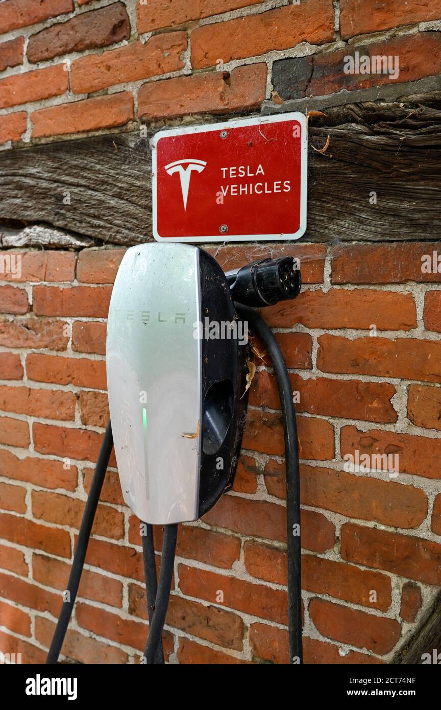 Germany, Tesla e-automobile, private electric charging station at home /  DEUTSCHLAND, Friedrichsruh, private Ladestation fuer das E-Auto Tesla an  einer Fachwerkfassade Stock Photo - Alamy