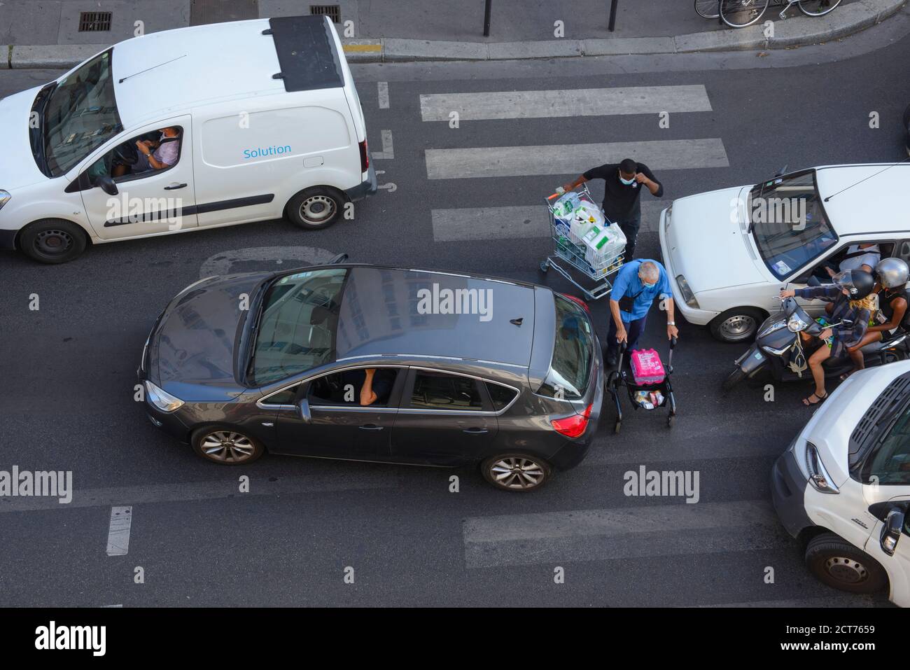 pietons traversant une rue embouteillée.. pedestrians crossing a traffic jam. Stock Photo
