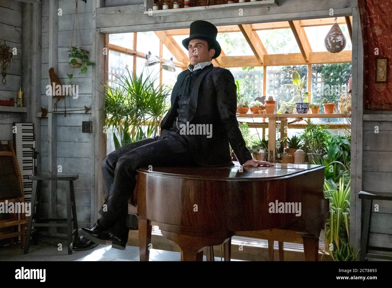 JULIE AND THE PHANTOMS, (aka JULIE & THE PHANTOMS), Cheyenne Jackson