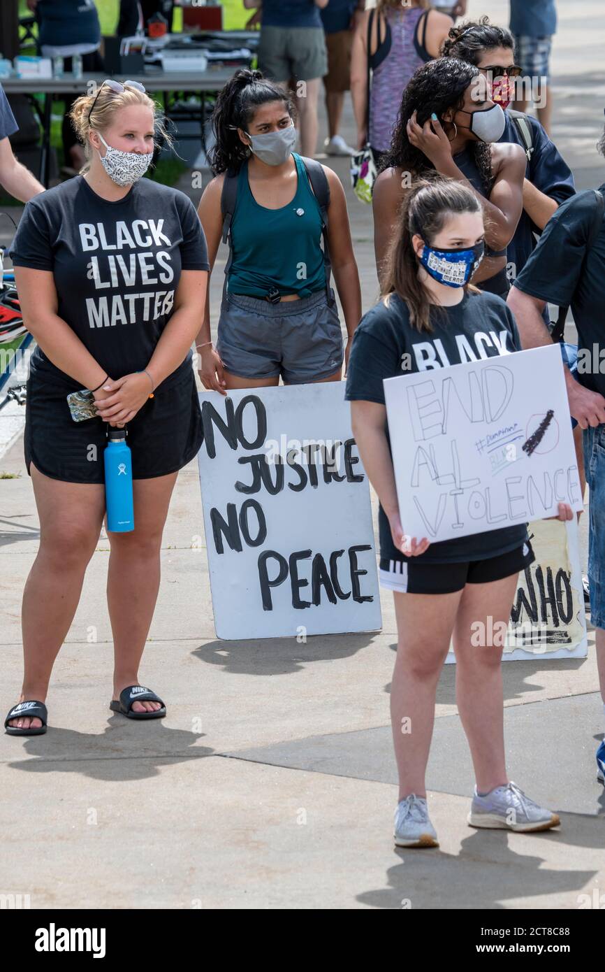 St. Paul, Minnesota. August 22, 2020. Youth march and rally to end violence.  Young women holding signs at the rally. Stock Photo