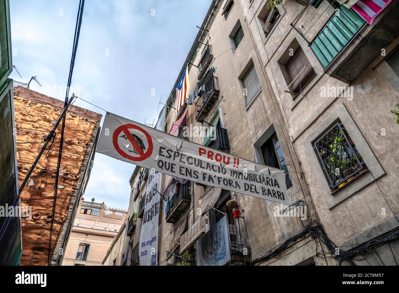 Barcelona, Spain. 21st Sep, 2020. A banner calling for an end to real estate speculation is seen hanging from the block of flats on Calle Sant Bartomeu, 6.Barcelona City Council housing managers explain at a press conference the agreement reached with the ownership of a housing block in the popular El Raval neighborhood to avoid the expulsion of residents. Credit: SOPA Images Limited/Alamy Live News Stock Photo