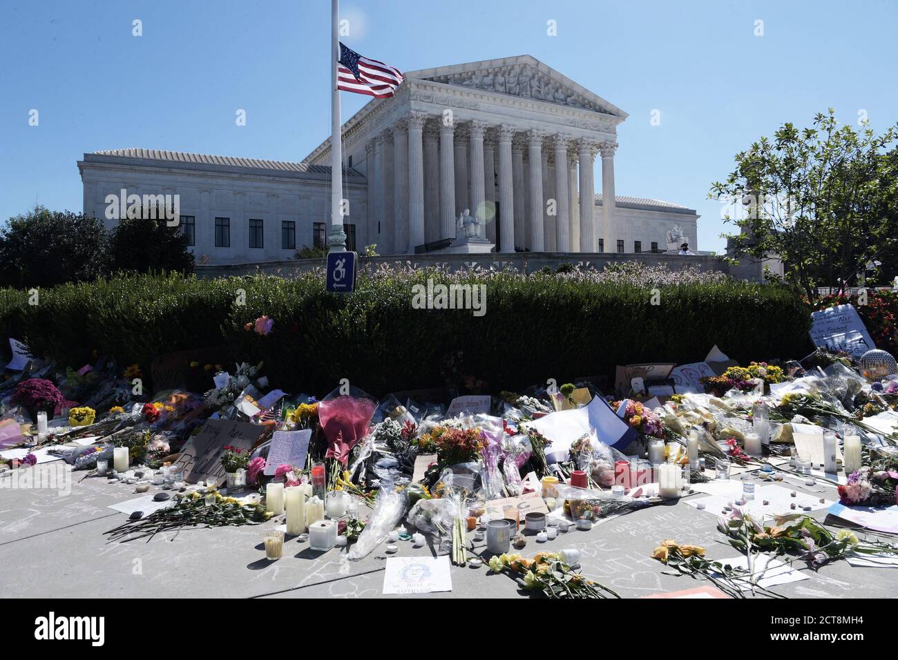 Washington, United States. 21st Sep, 2020. A General view of US Supreme Court during a vigil honoring the life of the late Supreme Court Justice Ruth Bader Ginsburg, Dozens of people lay flowers and pay respects for the death of the US Supreme Court of Justice Ruth Bader Ginsburg. Credit: SOPA Images Limited/Alamy Live News Stock Photo
