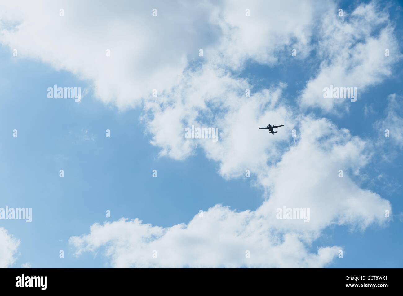 Airplane approaching in sky hi-res stock photography and images - Alamy