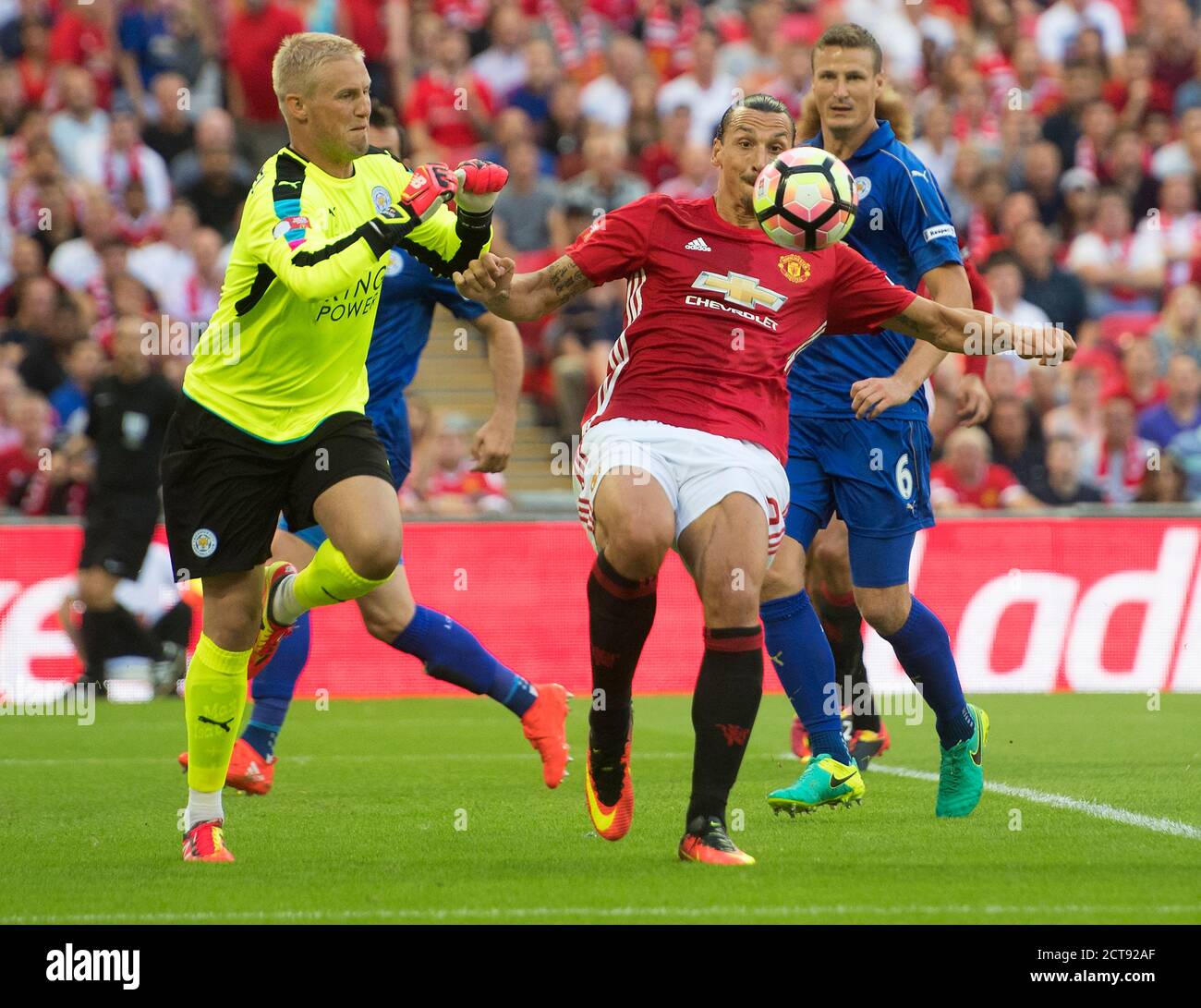 ZLATAN IBRAHIMOVIC CHALLENGES FOR HE BALL AS KASPER SCHMEICHEL CHARGES OUT TO CLEAR  LEICESTER CITY v MANCHESTER UTD THE FA COMMUNITY SHIELD - WEMBLEY Stock Photo
