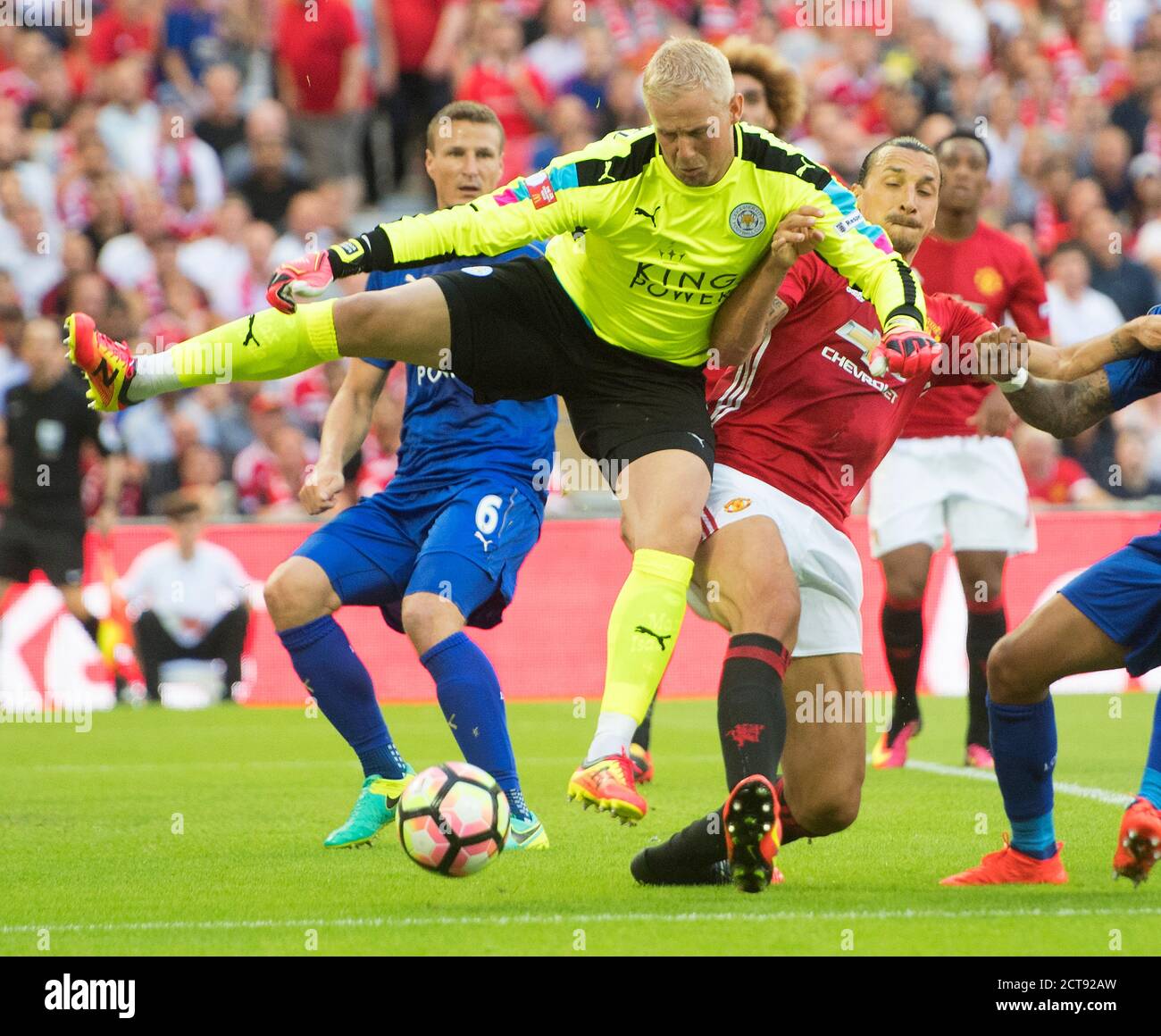 ZLATAN IBRAHIMOVIC CHALLENGES FOR HE BALL AS KASPER SCHMEICHEL CHARGES OUT TO CLEAR  LEICESTER CITY v MANCHESTER UTD THE FA COMMUNITY SHIELD - WEMBLEY Stock Photo