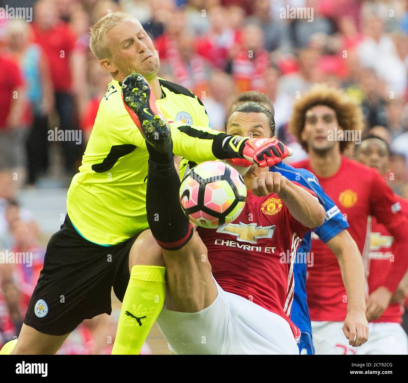 ZLATAN IBRAHIMOVIC CHALLENGES FOR THE BALL AS KASPER SCHMEICHEL CHARGES OUT TO CLEAR  LEICESTER CITY v MANCHESTER UTD THE FA COMMUNITY SHIELD - WEMBLE Stock Photo