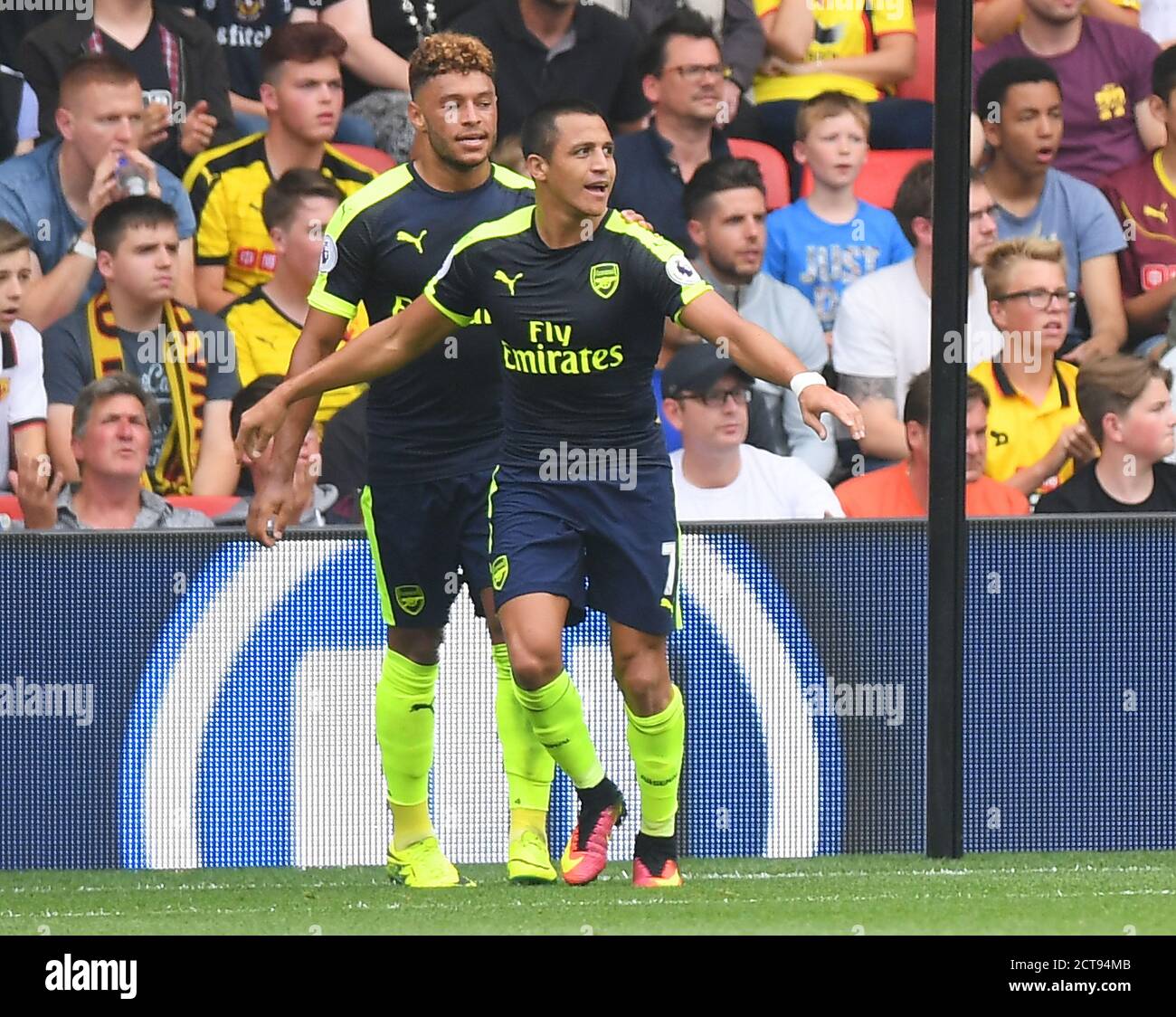 ALEXIS SANCHEZ CELEBRATES HEADING  A GOAL FOR ARSENAL AND IT IS CONFIRMED TO HAVE CROSSED THE LINE BY GOAL-LINE TECHNOLOGY  Watford v Arsenal Premier Stock Photo