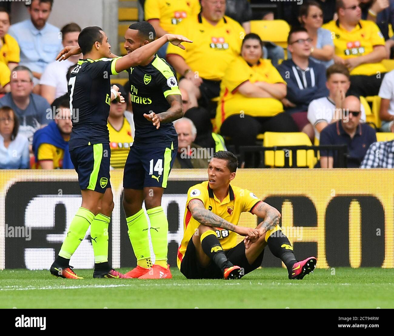ALEXIS SANCHEZ CELEBRATES SCORING HIS HEADED GOAL FOR ARSENAL WITH THEO WALCOTT AND IT IS CONFIRMED TO HAVE CROSSED THE LINE BY GOAL-LINE TECHNOLOGY Stock Photo