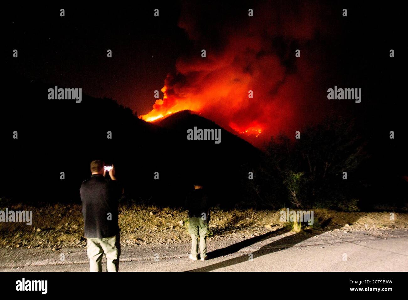 Los Angeles, California, USA. 21st Sep, 2020. People take photos as the Bobcat Fire burns in the Angeles National Forest in Los Angeles, Monday, Sept. 21, 2020. Credit: Ringo Chiu/ZUMA Wire/Alamy Live News Stock Photo