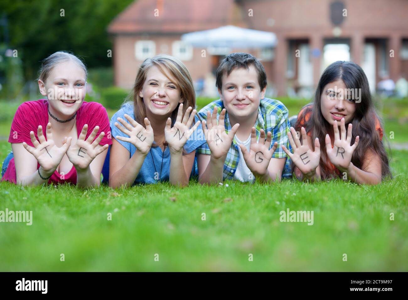 Девочки целуют одного мальчика. Амр диаб жена дети. One boy 3 girls. One boy 3 girls. Трое лежат на траве девушки.