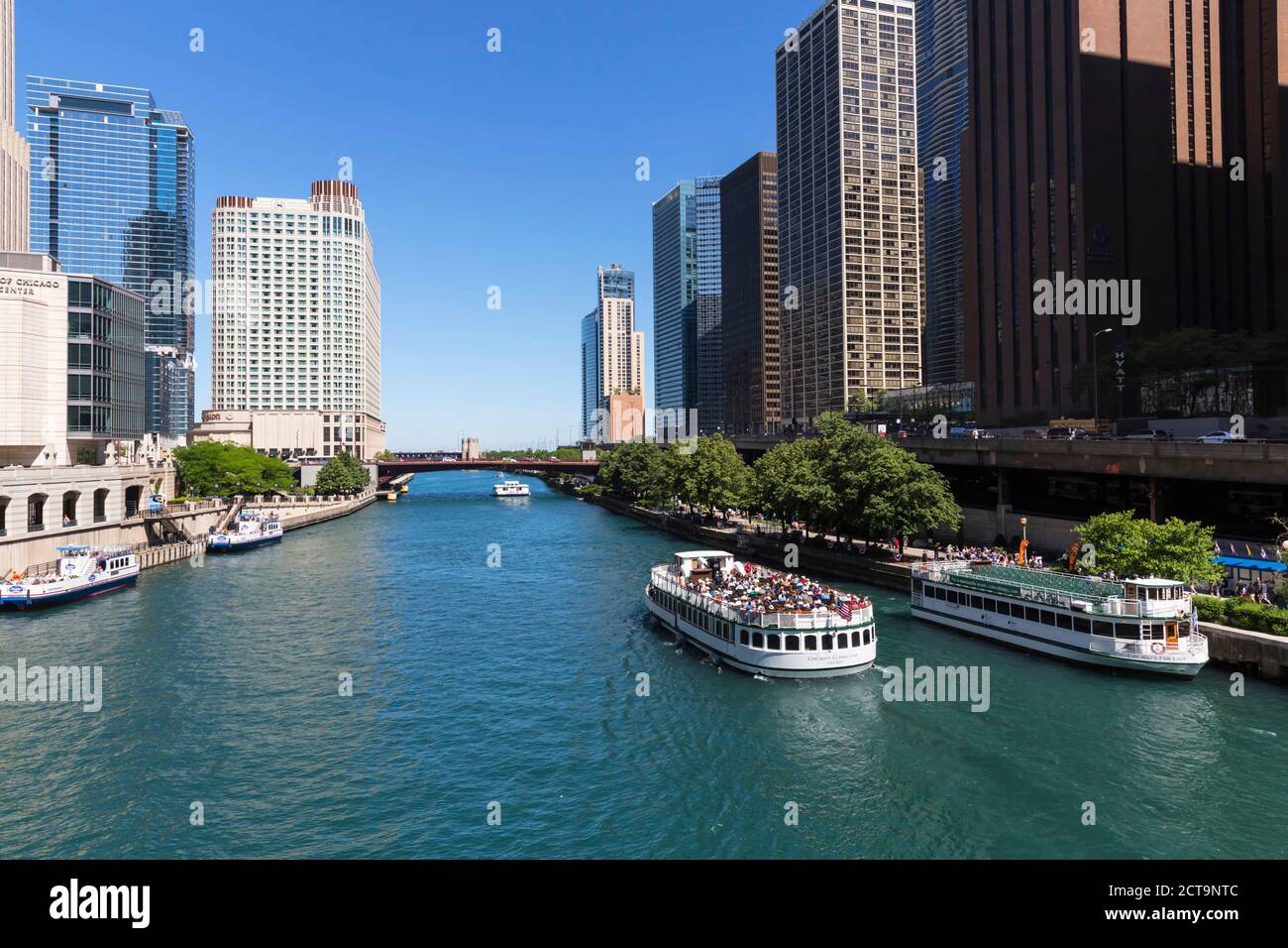 Tourboats on chicago river hi-res stock photography and images - Alamy