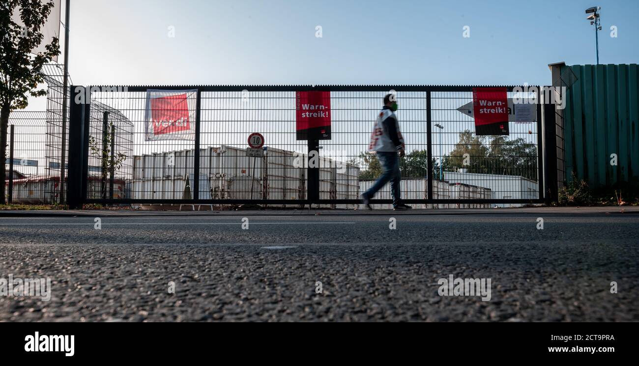 Duisburg, Germany. 22nd Sep, 2020. An employee in Verdi-Weste walks past the closed entrance of the recycling yard. The commercial enterprises in Duisburg strike at the recycling yard Duisburg-North. In North Rhine-Westphalia, individual warning strikes in the public sector began on Tuesday. Verdi is demanding 4.8 percent more pay, or at least 150 euros more per month, for the 2.3 million public sector employees in the federal and local governments across Germany. The employers have not yet presented an offer in the first two rounds of negotiations. Credit: dpa picture alliance/Alamy Live News Stock Photo