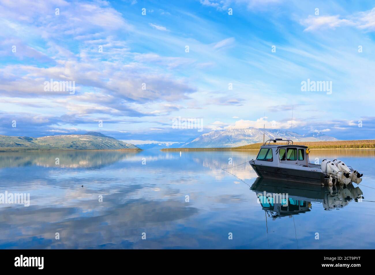 USA, Alaska, Katmai Nationalpark, King Salmon, Motorboat on Naknek Lake